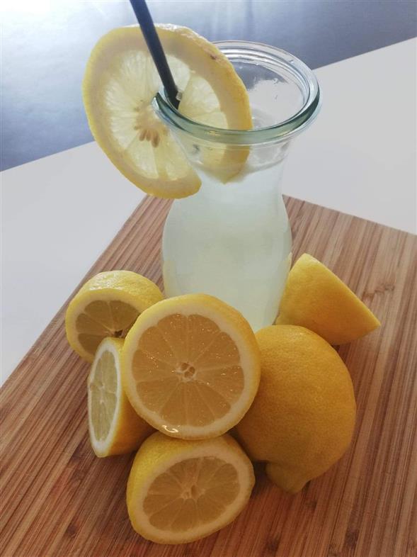 Citronade af friske citroner og rørsukker